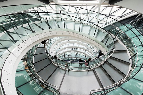 Cầu thang hiện đại ở London, Anh.