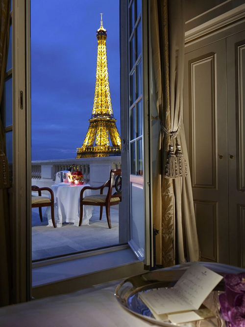 Bữa tối giữa trời Paris (Pháp), phía xa là tháp Eiffel, sẽ luôn lãng mạn và tuyệt vời dù đồ ăn chỉ là những món giản dị.