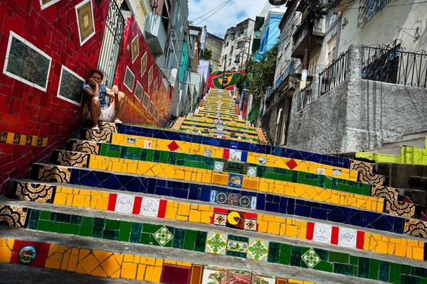 Cầu thang độc đáo trên phố ở Rio de Janeiro, Brazil.