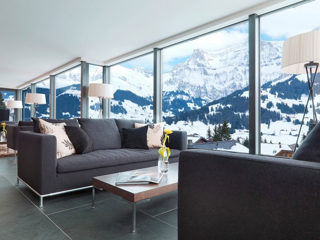 Thụy Sĩ nổi tiếng là đất nước của núi tuyết hùng vĩ nhưng cái lạnh buốt sẽ cản trở bạn tận hưởng hết nét đẹp ấy. Nhưng với những người có điều kiện, họ có thể vừa ngắm cảnh vừa nhâm nhi những ly vang, tách trà ấm trong nhà.