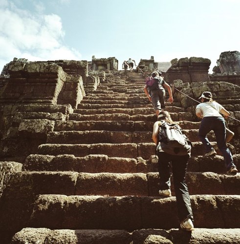 Cầu thang bằng đá ở Siem Reap, Campuchia.