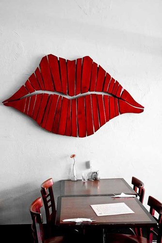 Với những thanh gỗ được cắt gọt và sơn đỏ, bạn có thể tạo nên một đôi môi căng mọng trang trí tường nhà.